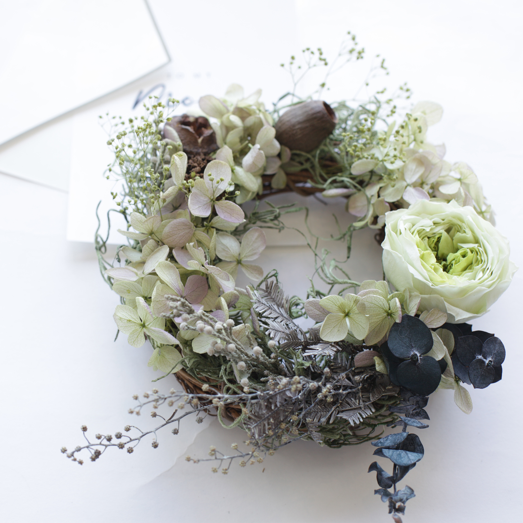 アンティークグリーン ミモザとあじさいのリース(プリザーブドフラワー) - 画像 (2)