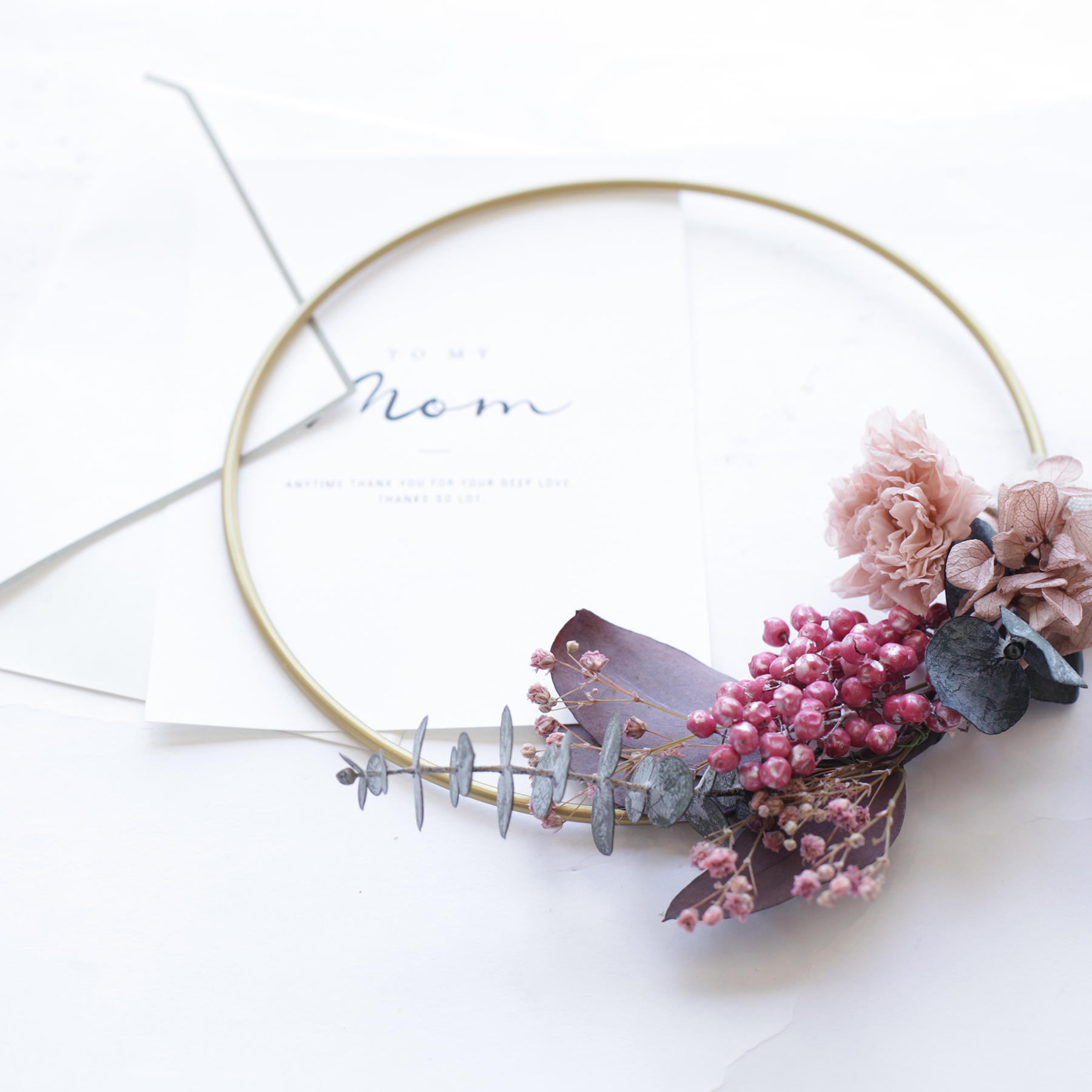 アンティークピンク カーネーションとユーカリのゴールドリングリース(プリザーブドフラワー) - 画像 (2)