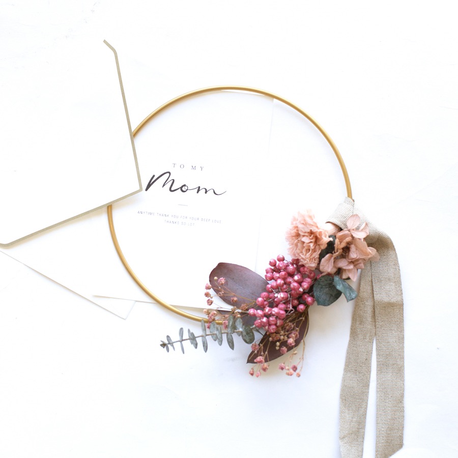 アンティークピンク カーネーションとユーカリのゴールドリングリース(プリザーブドフラワー)